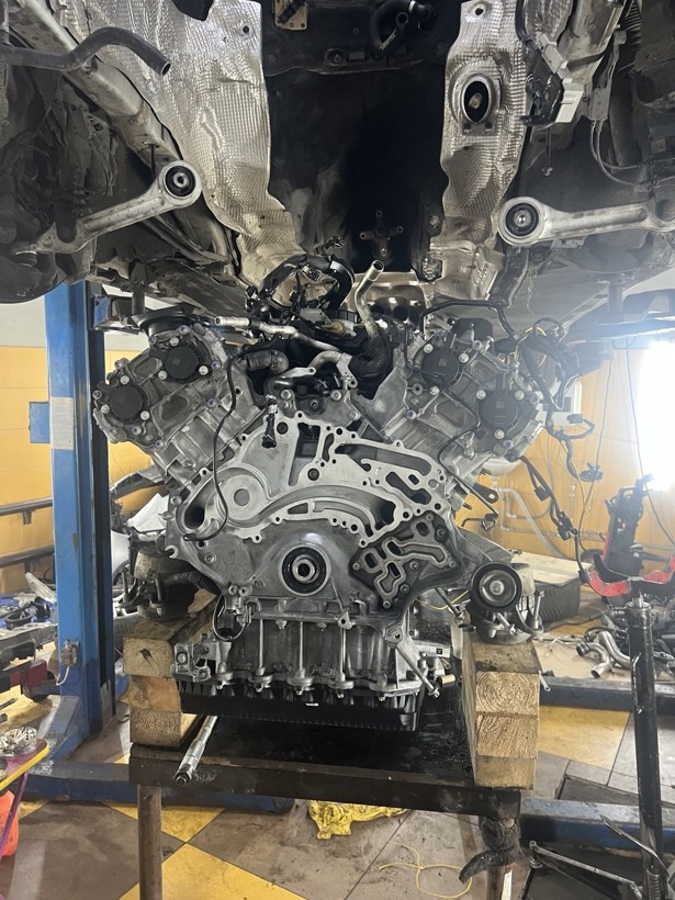 Передняя крышка и привод ГРМ двигателя M278 Mercedes