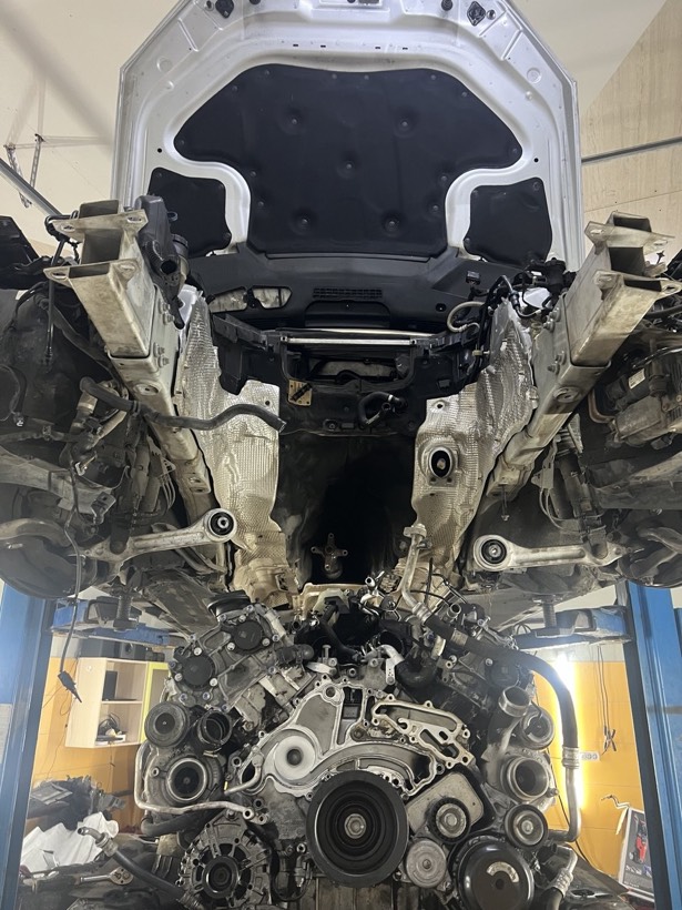 Снятие двигателя M278 Mercedes на СТО 24pds — передок и подрамник опущены